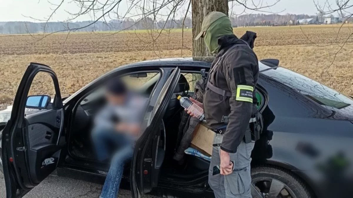 69-latek w bagażniku przewoził truciznę. Setki litrów miał też na posesji [FOTO]