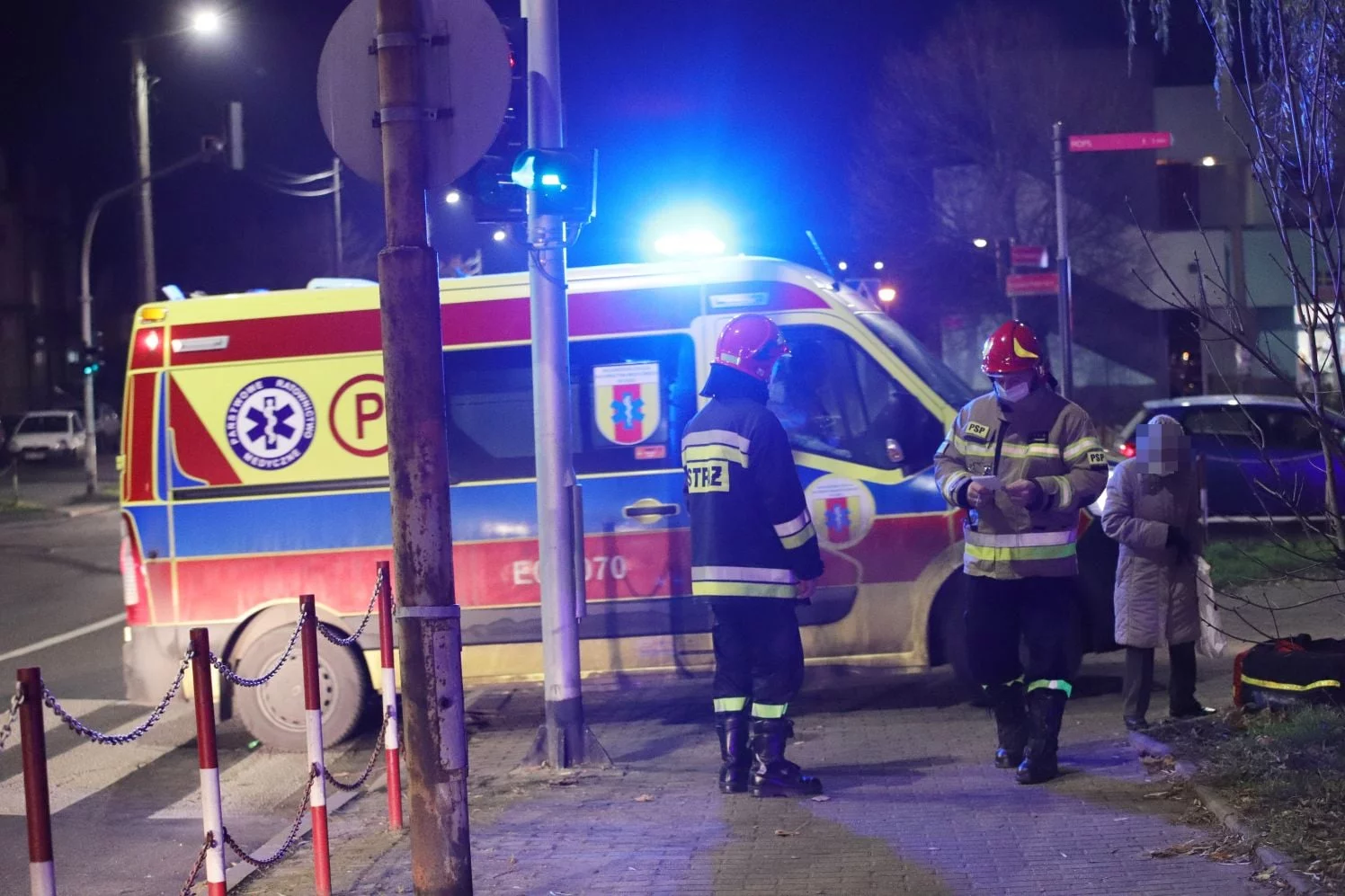 Armagedon na chodnikach w Łódzkiem. Brakuje karetek? Do poszkodowanych jeżdżą strażacy