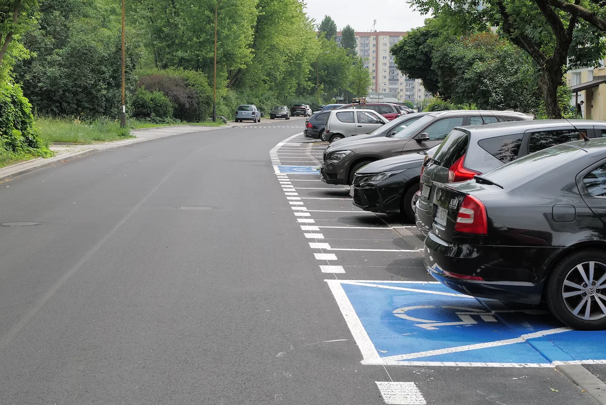Ważna ulica na Widzewie otwarta. Powstało prawie 300 miejsc parkingowych