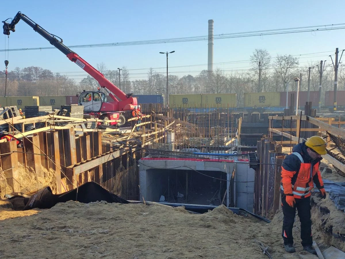 Koniec korków przed rogatkami w Łódzkiem! Tunel pod torami już w budowie