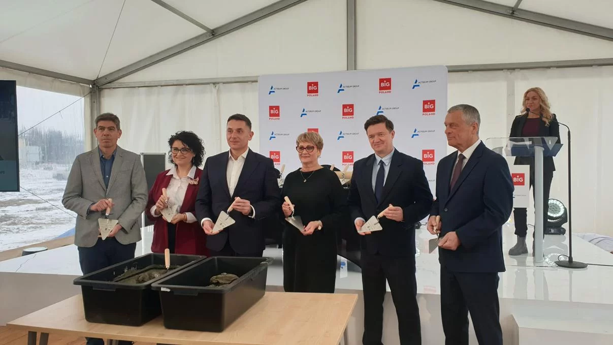 Kompaktowy gigant rośnie pod Łodzią. 30 sklepów, McDonald's i setki miejsc pracy