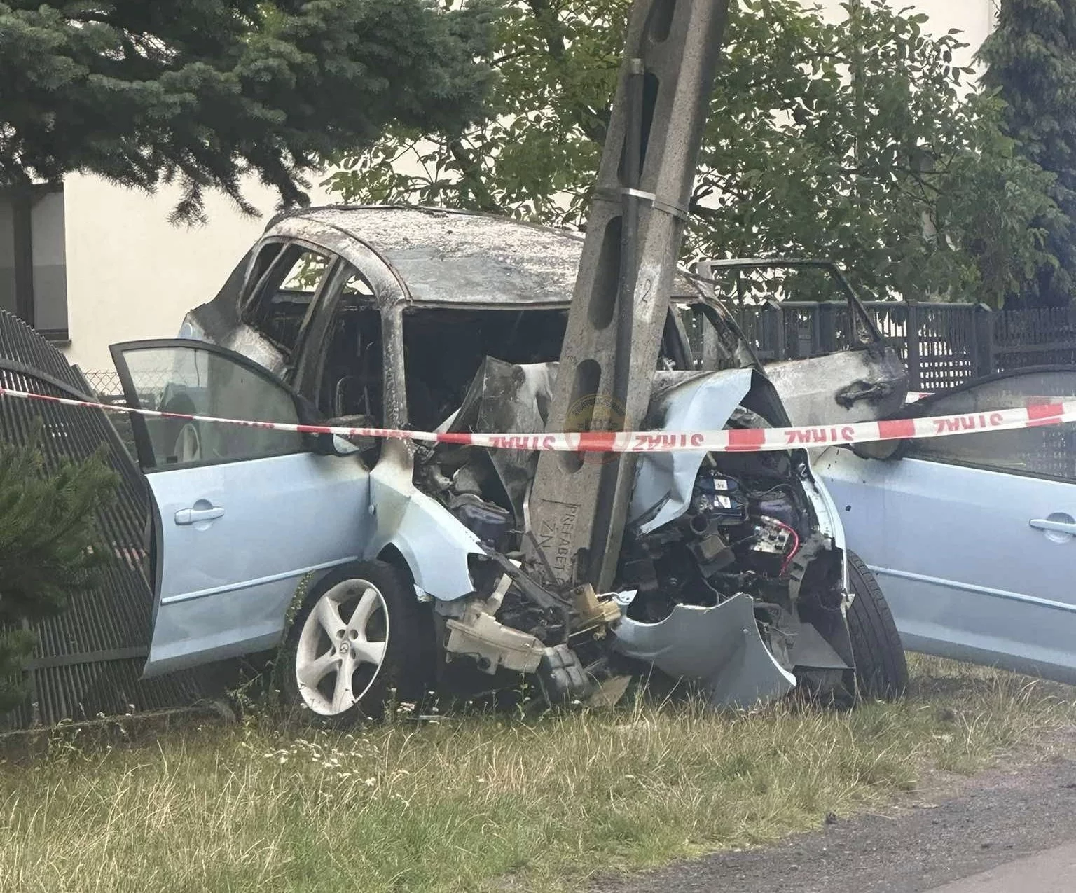 Pijany nastolatek za kierownicą! Owinął się wokół słupa