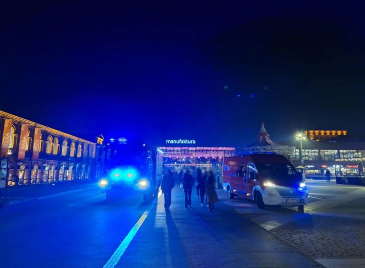 Ewakuacja klientów Manufaktury. "1500 osób, choć tylko zapalił się olej". Straż podkreśla, iż procedury zadziałały prawidłowo