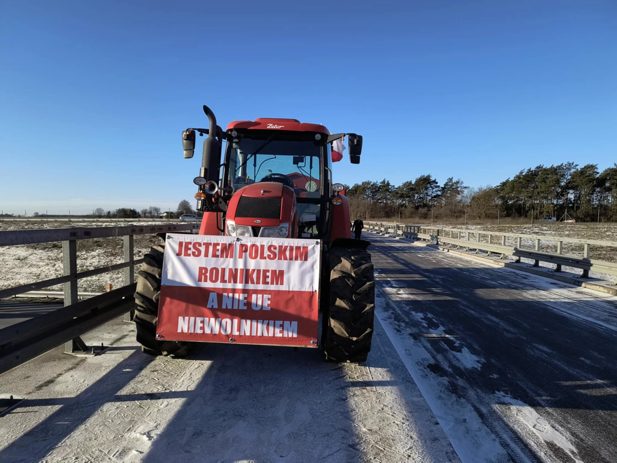 Trwa protest rolników w Łódzkiem. Ciągniki na wiaduktach, oflagowane maszyny przy trasach [ZDJĘCIA]