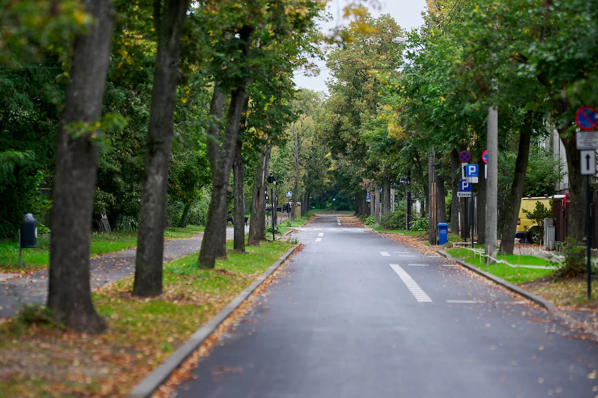 Koniec remontu  ważnej osiedlowej ulicy w Łodzi. Zniknęły dziury, jest nowy asfalt