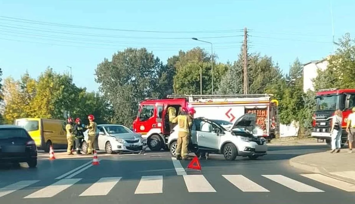 Osobówki zderzyły się na Retkini. Kobieta nie zatrzymała się na "stopie" [FOTO]