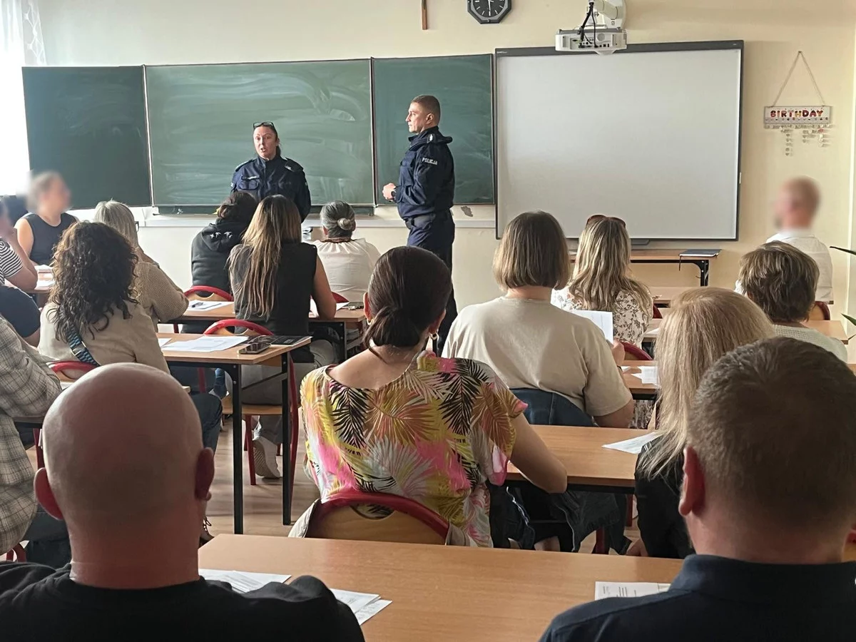 Policjanci na wywiadówce w łódzkim ogólniaku. Jaki był powód wizyty?