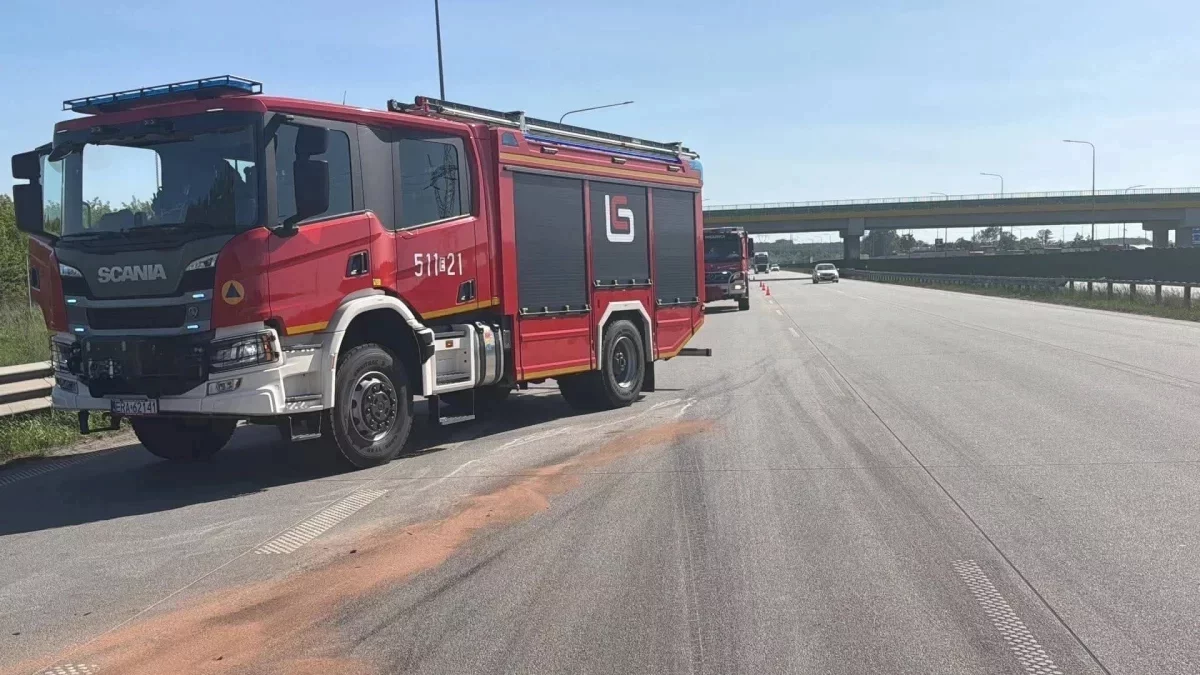 Groźny wypadek z udziałem trzech aut na A1 w woj. łódzkim. Na miejscu pracują służby