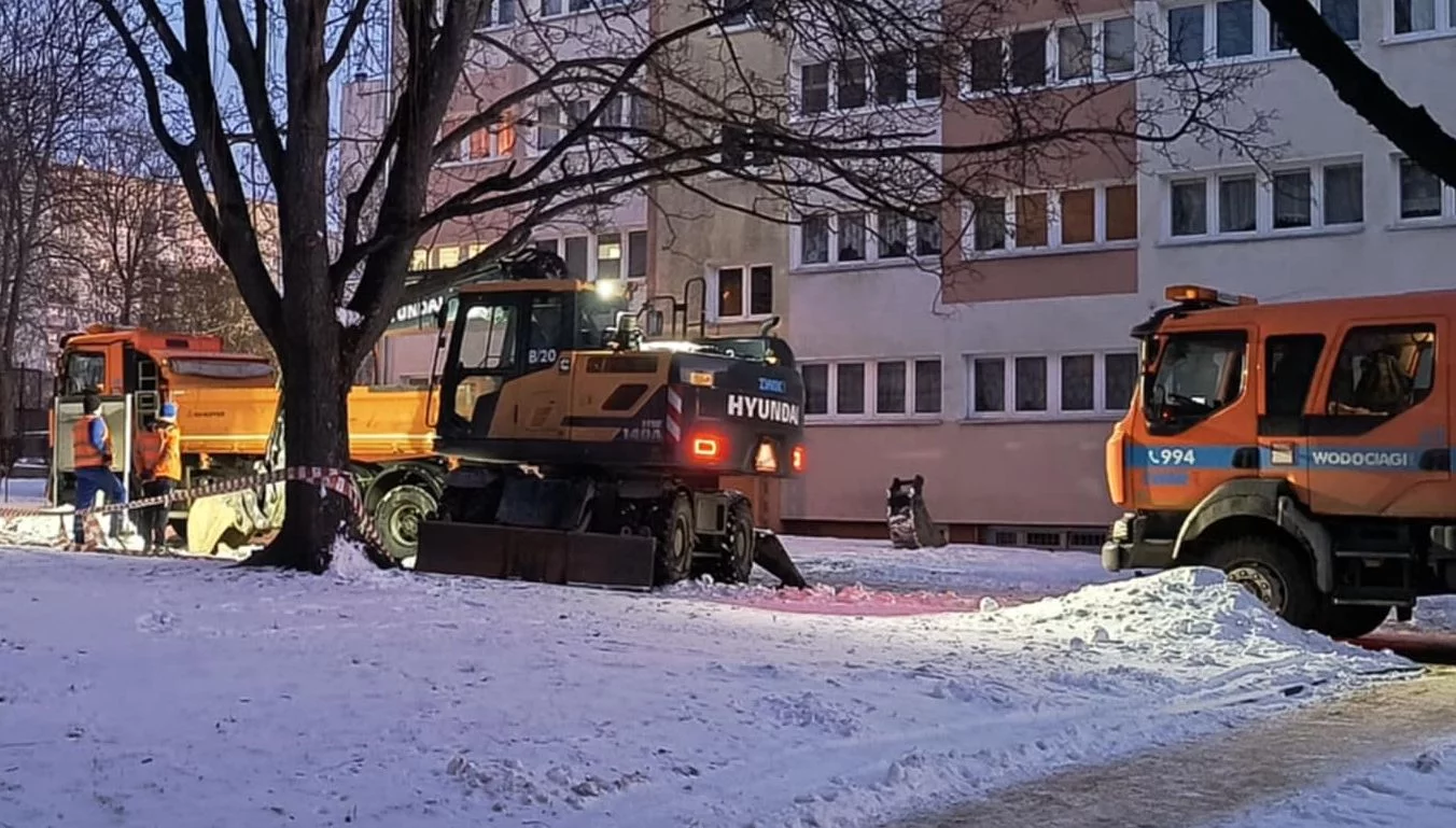 Awarie wodociągowe w Łodzi. Największa na Teofilowie. Mieszkańcy kilku bloków bez wody