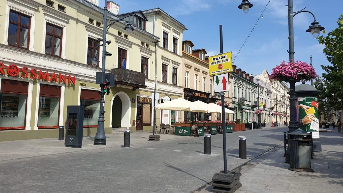 Miliony na słupki na Piotrkowskiej. Testy trwają, ale Łódź wciąż nie mówi, czy system działa