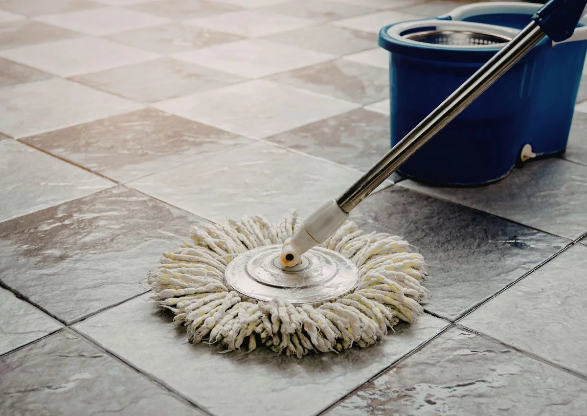 Podłogi pozostają czyste przez wiele tygodni: wystarczy łyżka wody w wiadrze, aby uzyskać lustrzany połysk