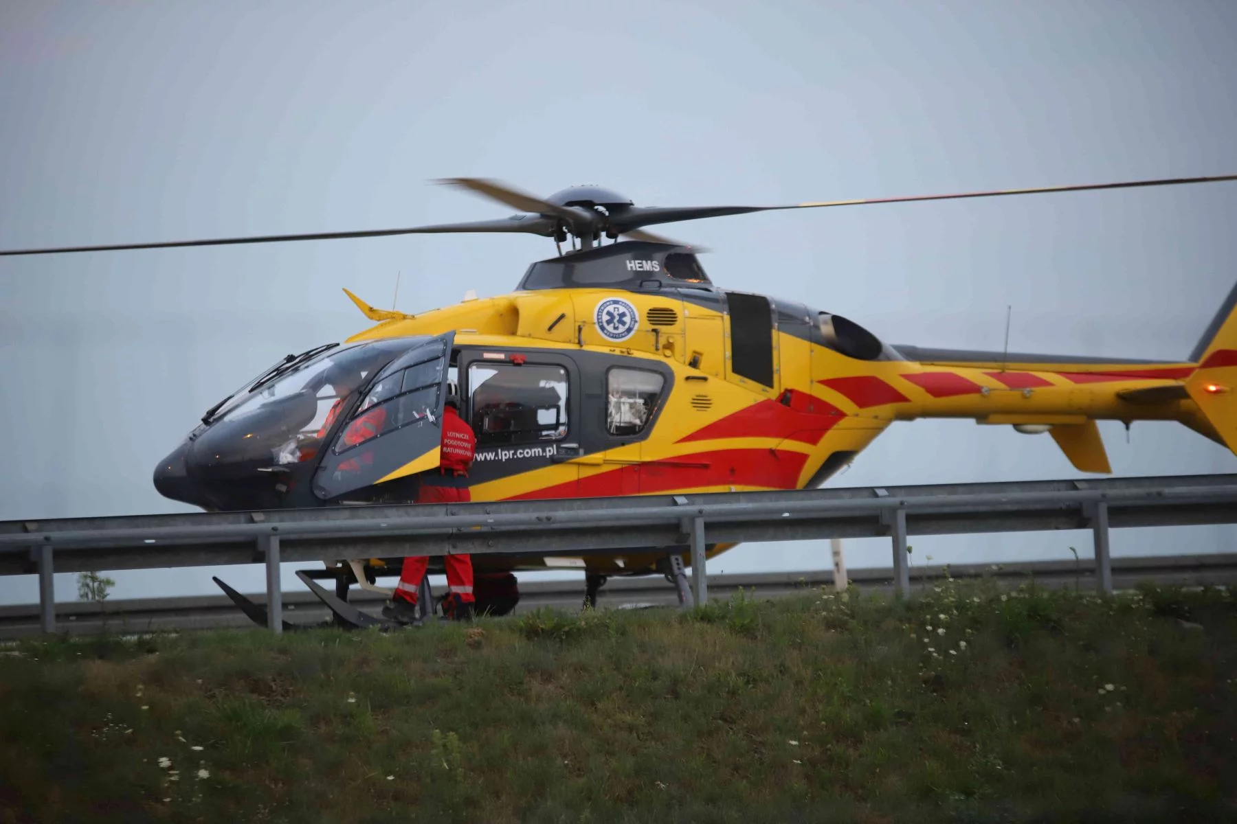 Tragedia na przejeździe kolejowym w woj. łódzkim. Nie żyje 30-letni mężczyzna