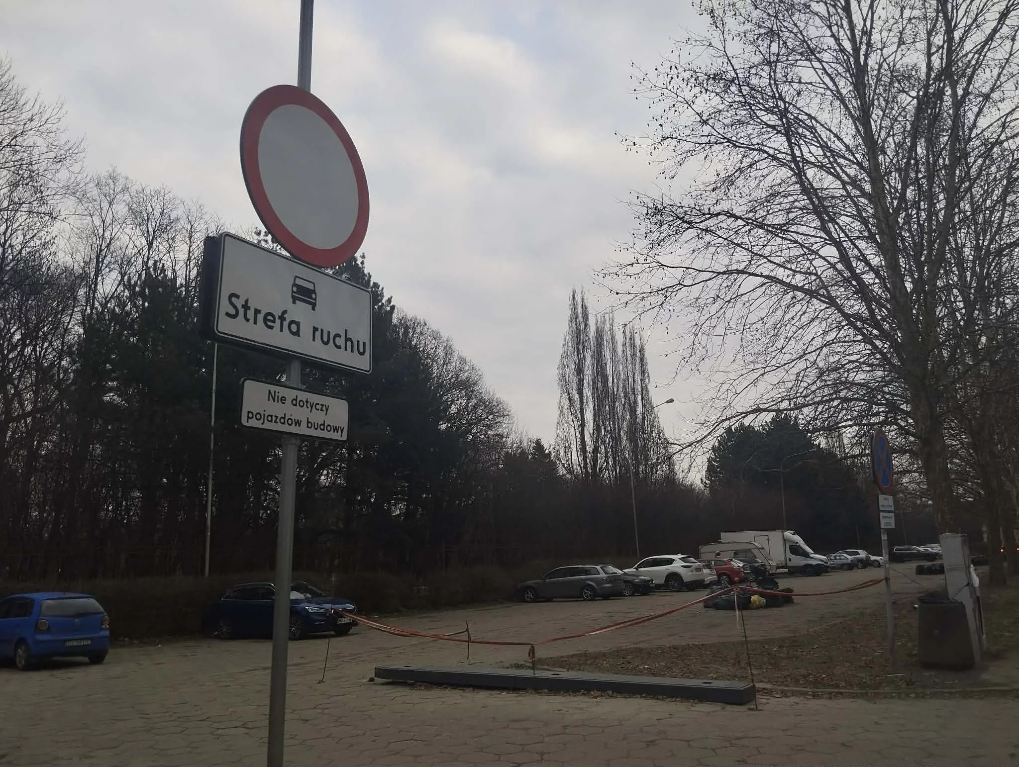 Parkingowy chaos przy łódzkiej Filmówce. "To azjatyckie a nie europejskie klimaty"