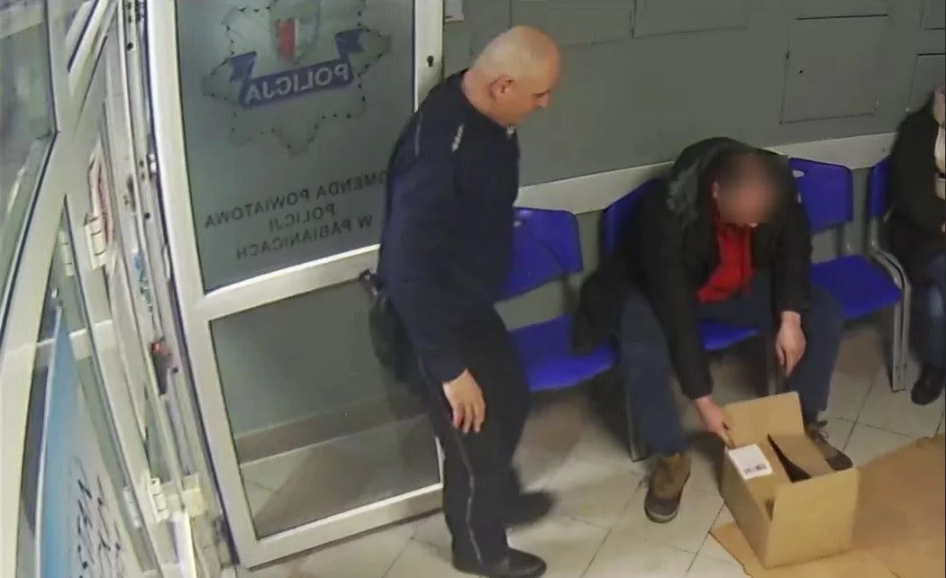 Wniósł tajemnicze pudło do komendy. Gdy policjanci zajrzeli do środka, od razu wezwali pomoc