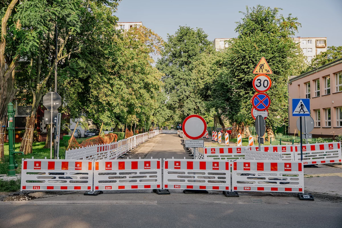 Ruszył remont ważnej ulicy na Bałutach. Zniknie trylinka, pojawi się asfalt