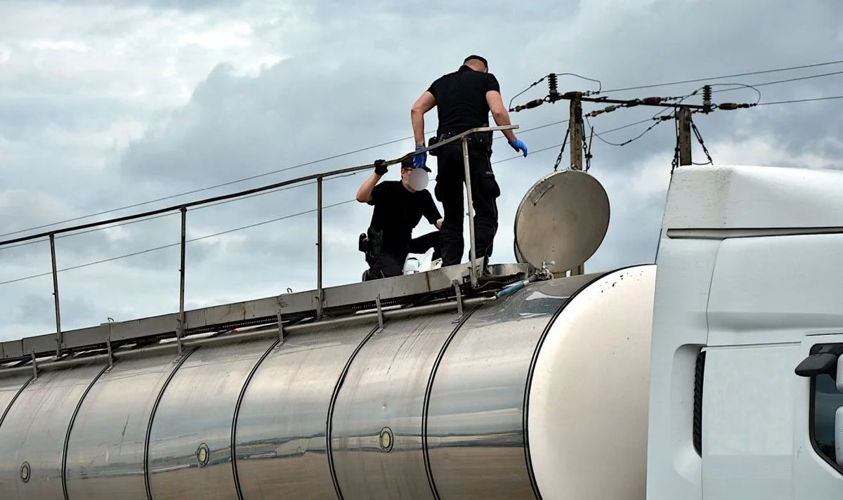 Sprzedali miliony litrów oleju opałowego jako paliwo samochodowe. Szajka stanie przed sądem
