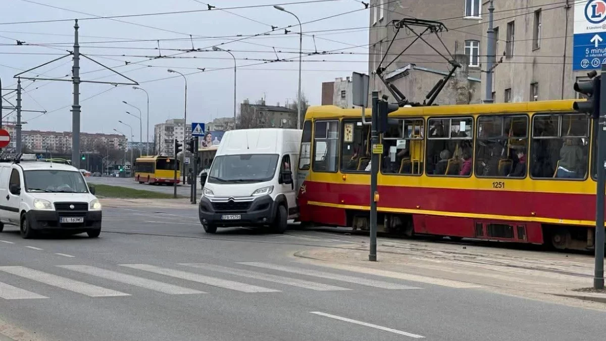 Groźny wypadek na Bałutach. Na miejsce jedzie pogotowie