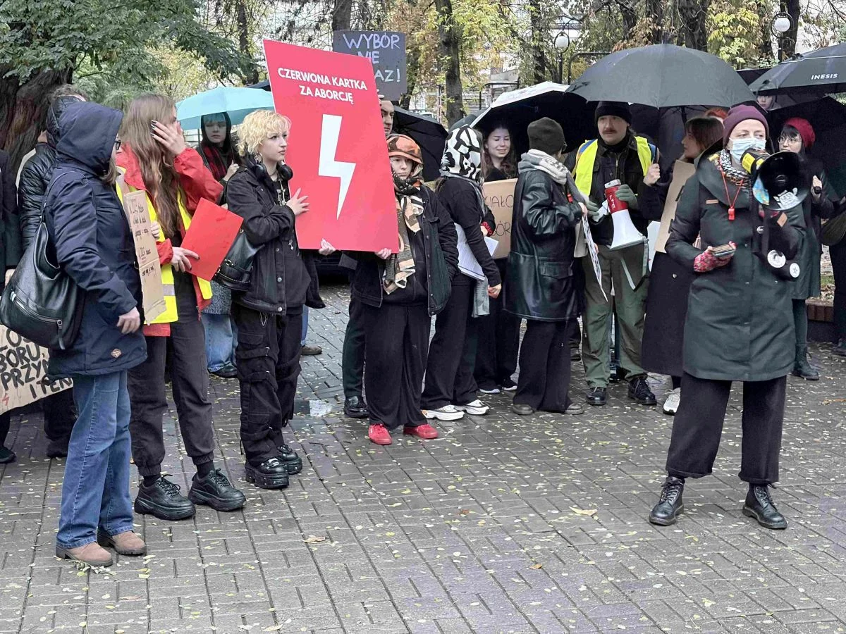 Pikieta w rocznicę zakazu aborcji. Łodzianie spotkali się w Pasażu Rubinsteina. "Czas wywiązać się z obietnic"
