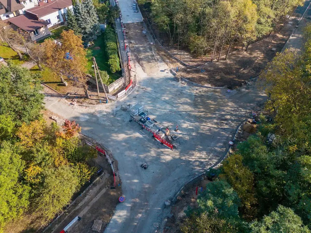 Nowe rondo w Łodzi nabiera kształtów. Drogowcy położyli już asfalt