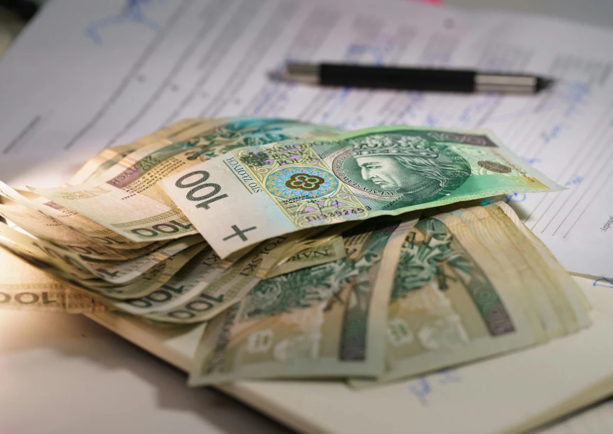 Zasiłek choćby dla bogaczy. MOPS daje pieniądze każdemu, bez względu na dochody