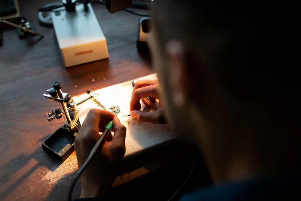 Złotnictwo w dobie miejskiego stylu industrialnego i ciężkich tkanin