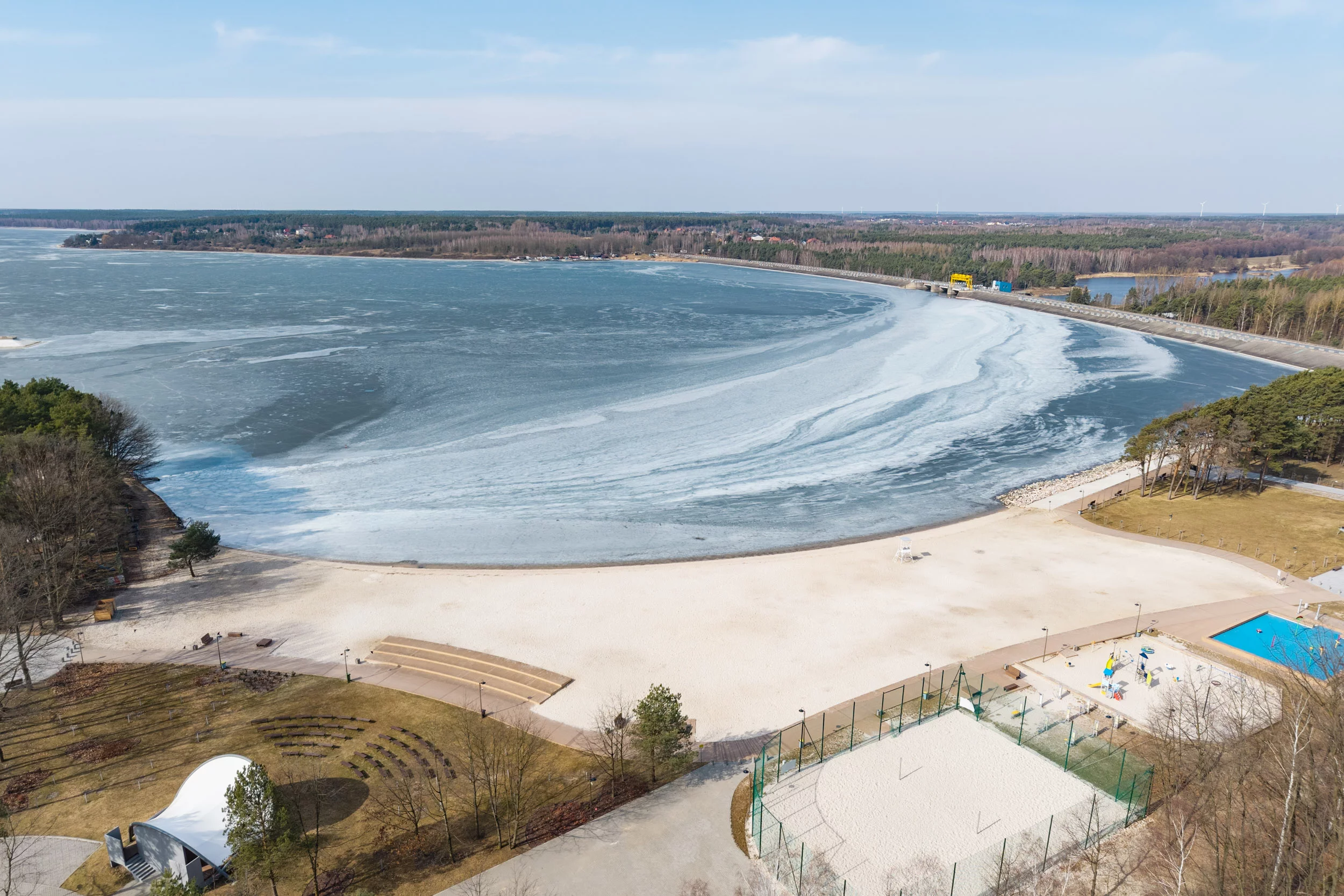 Nie tylko drewniana promenada i szeroka plaża. Niedaleko podłódzkiego zalewu stoi cudowny krzyż [FOTO]