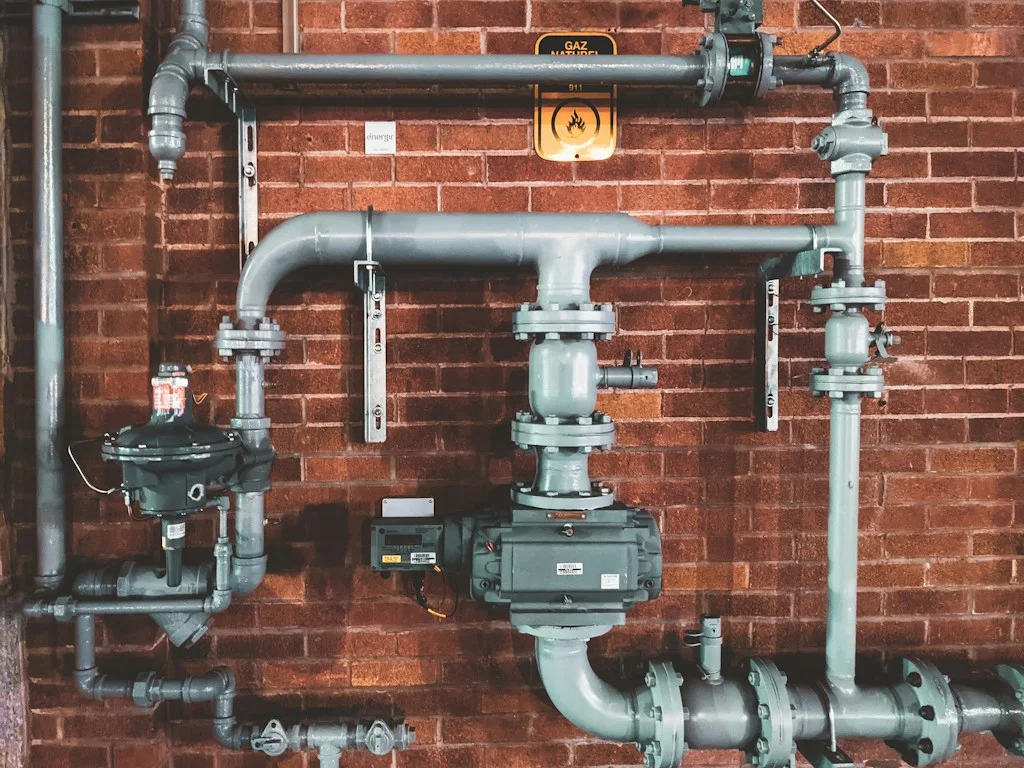 Elektryczny czy gazowy podgrzewacz wody? Co się opłaca w mieszkaniu