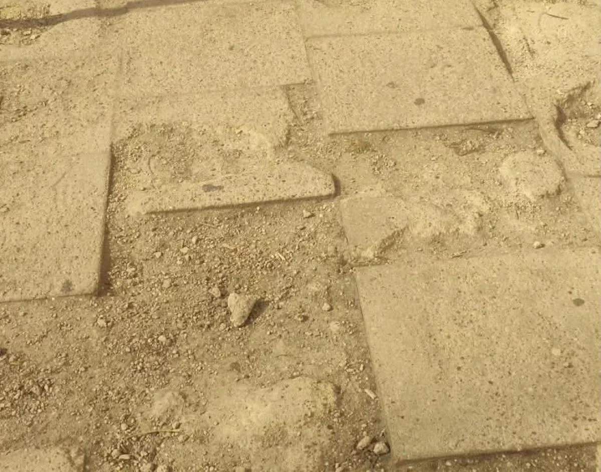 Bałuty: chodnik dziurawy jak ser szwajcarski. Jak po tym chodzić?! [FOTO]