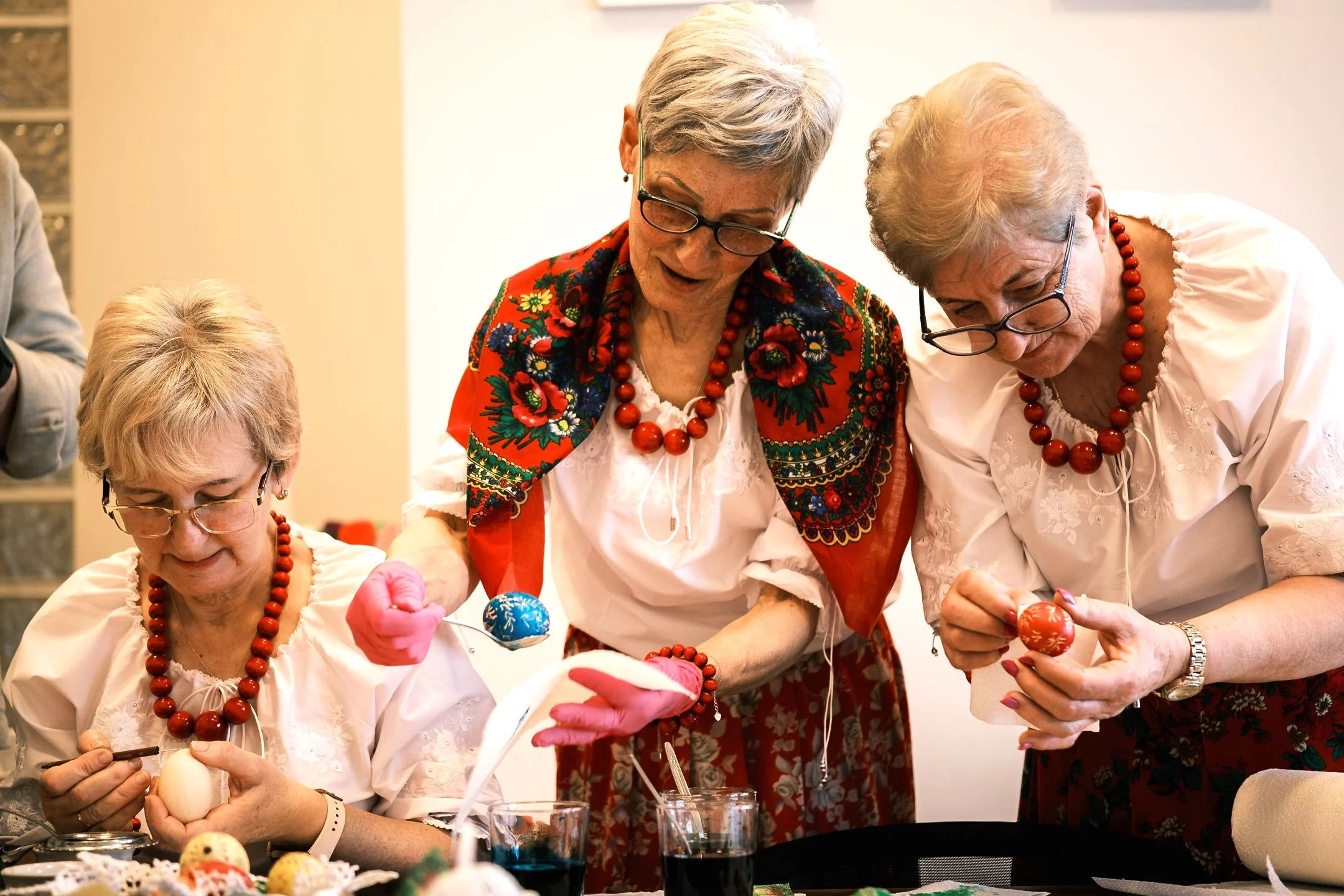 Sztuka pisanek w Łódzkiem. Panie z KGW pielęgnują wielkanocną tradycję