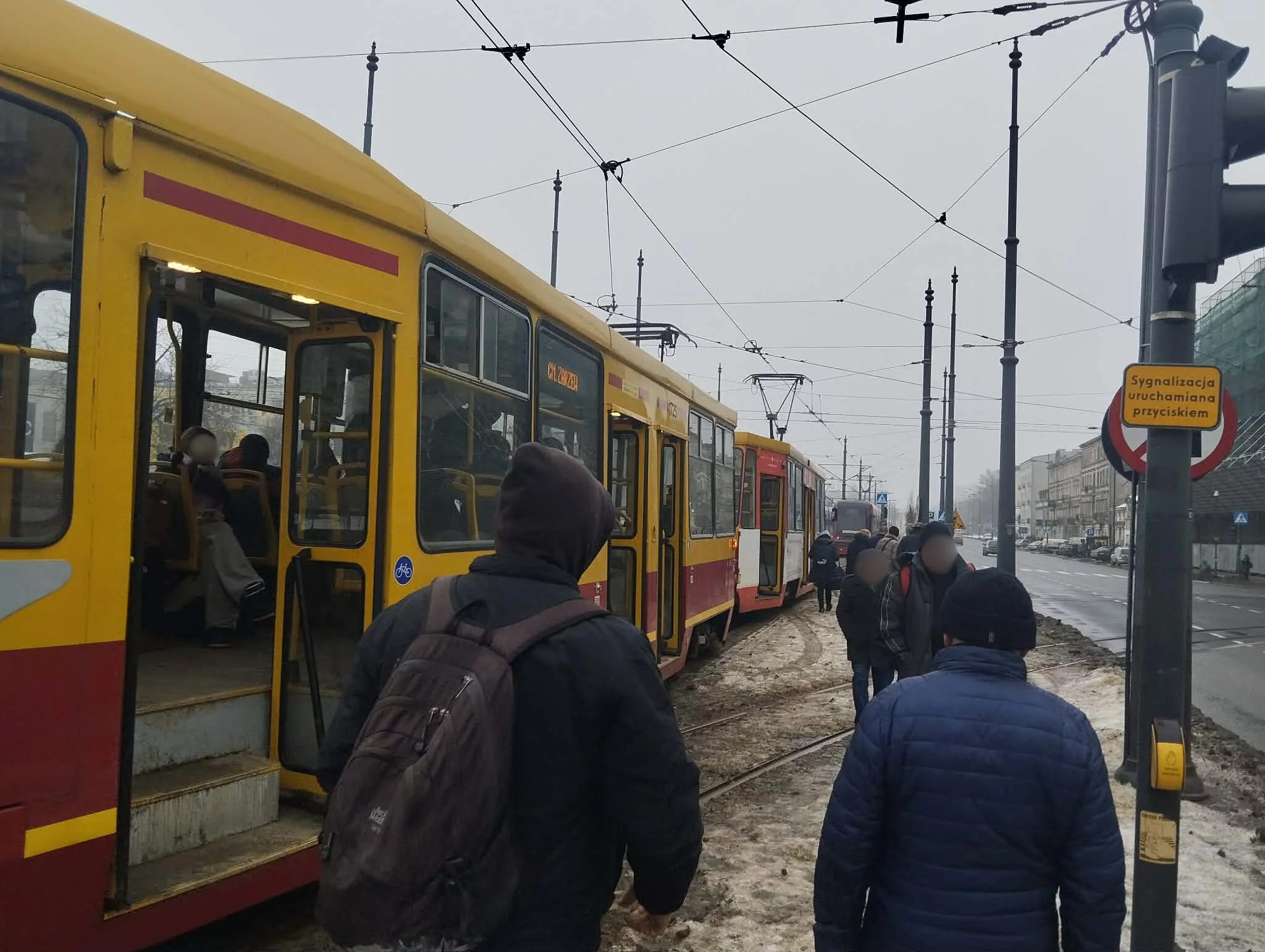 Zatrzymanie tramwajów w centrum Łodzi. Stoją trzy linie