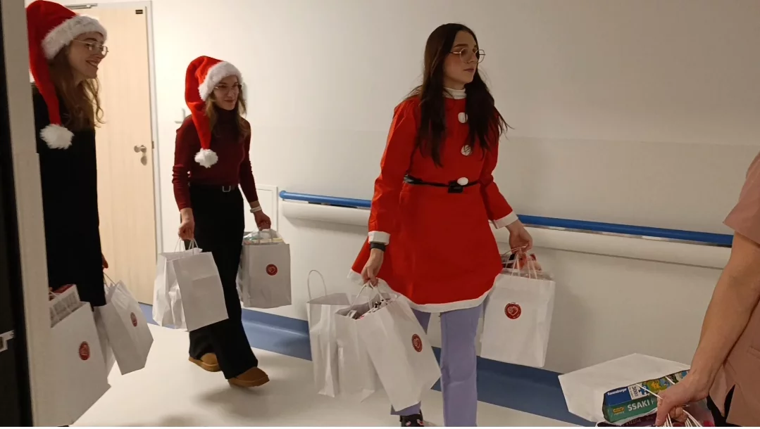 Wsparcie dla małych pacjentów w Łodzi. Fundacja „Krwinka” przekazała nowoczesny sprzęt i mikołajkowe upominki