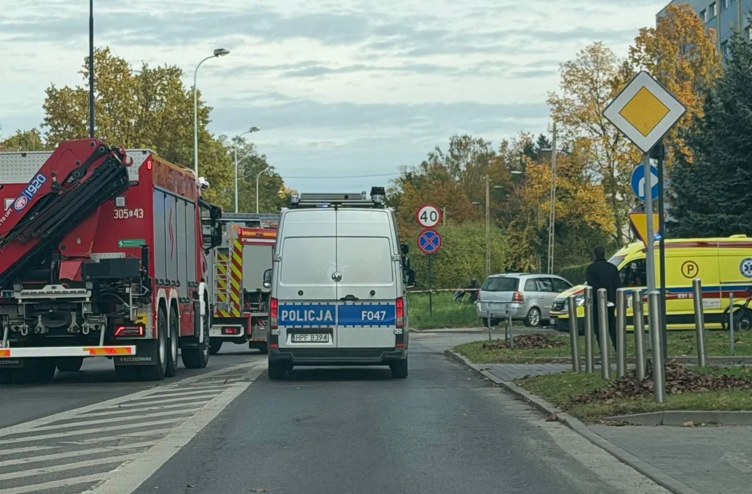 Potrójne zderzenie na Milionowej w Łodzi. 71-latka w Peugeocie nieostrożnie wyjechała na ulicę