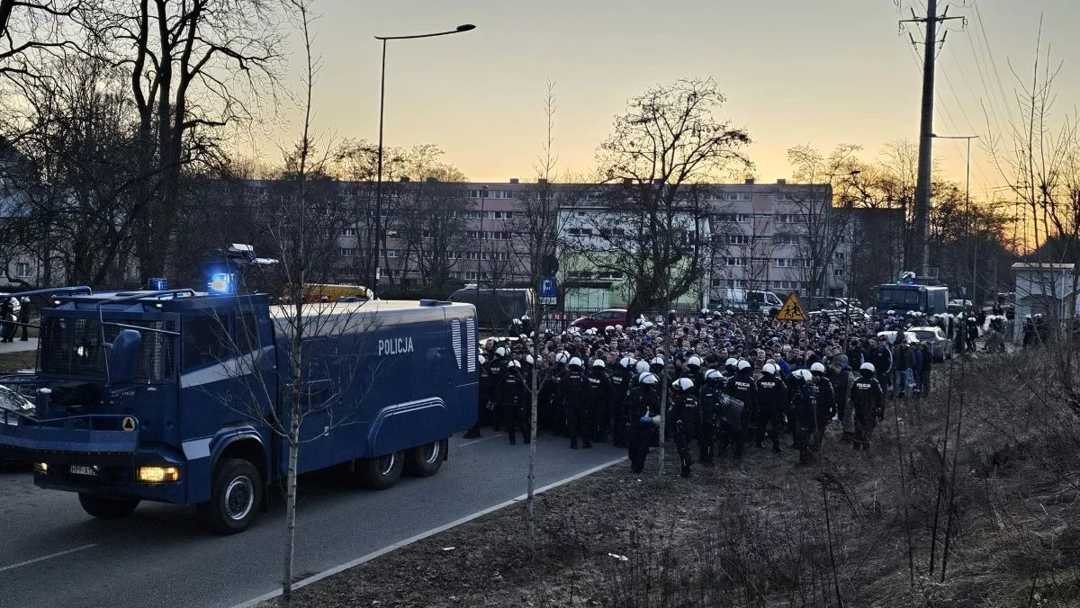 Wielka akcja policji na Widzewie! Setki kibiców Lecha pod eskortą przeszły na stadion