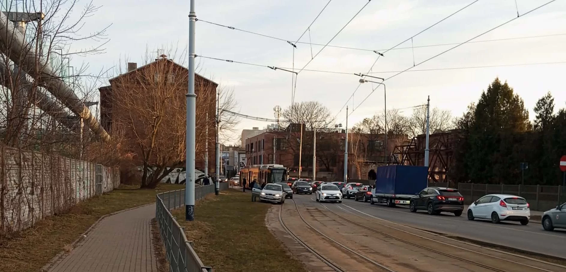 Zatrzymanie tramwajów na ruchliwej ulicy. Objazdy dla dwóch linii