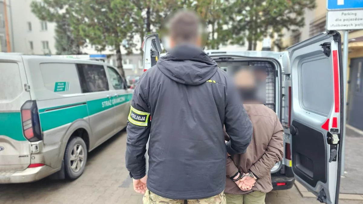Kopał policjantów i pluł na nich. Wcześniej włamał się do mieszkania na Polesiu
