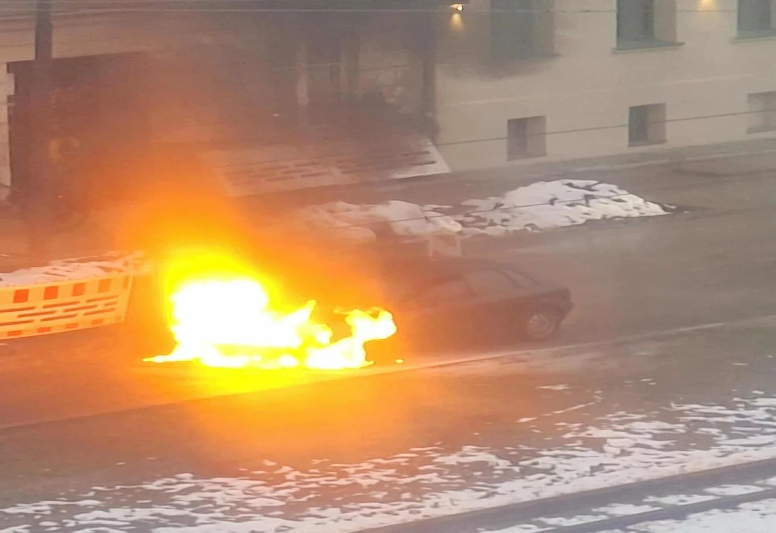 Pożar samochodu w Łodzi! Trwa akcja gaśnicza