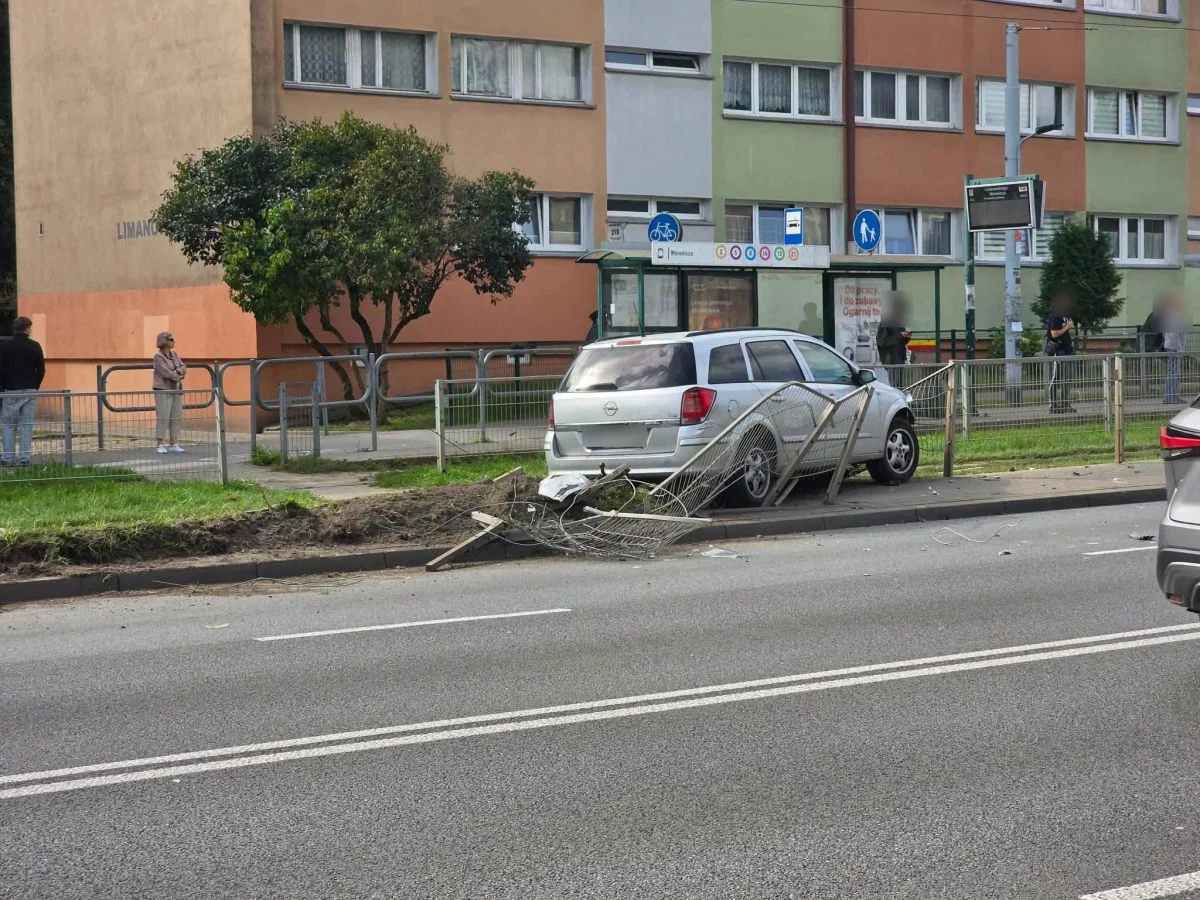 Samochód wjechał w przystanek w Łodzi. Utrudnienia dla tramwajów