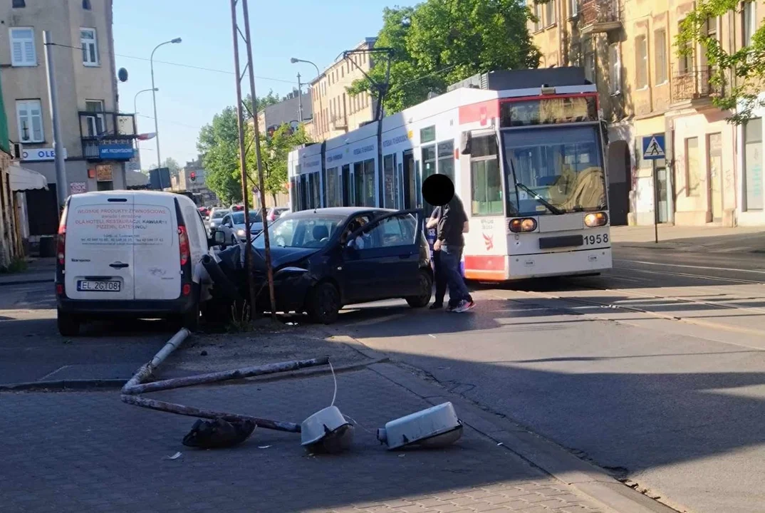 Łódź. Kolizja na ulicy Rzgowskiej. Tworzą się korki, są opóźnienia w kursowaniu tramwajów