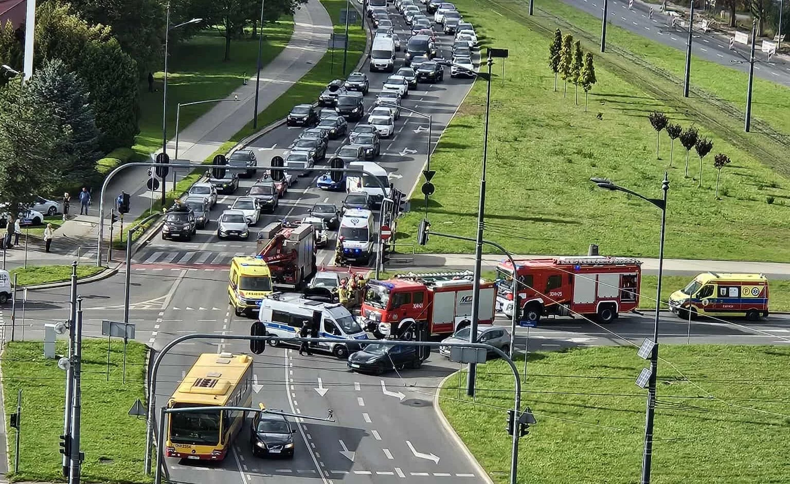 Wypadek na newralgicznym rondzie na Widzewie. Dwie osoby w szpitalu [ZDJĘCIA]