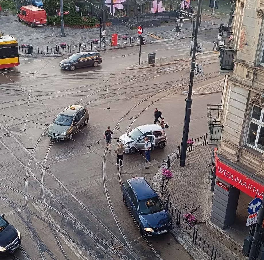 Potrójne zderzenie na Zachodniej w Łodzi. Nie jeżdżą tramwaje!