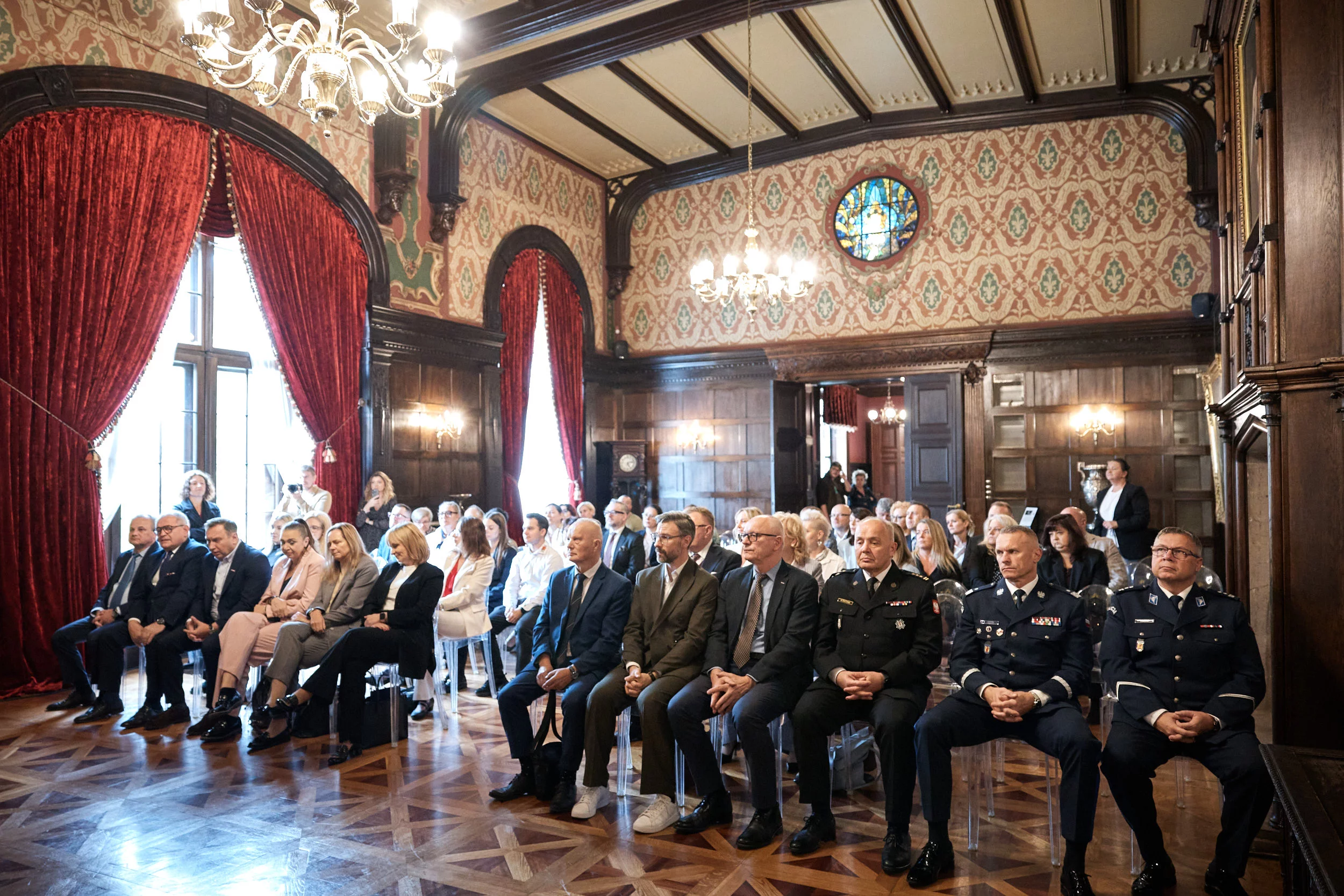 Prestiżowe nagrody dla nauczycieli i dyrektorów w woj. łódzkim. Kto otrzymał wyróżnienia?