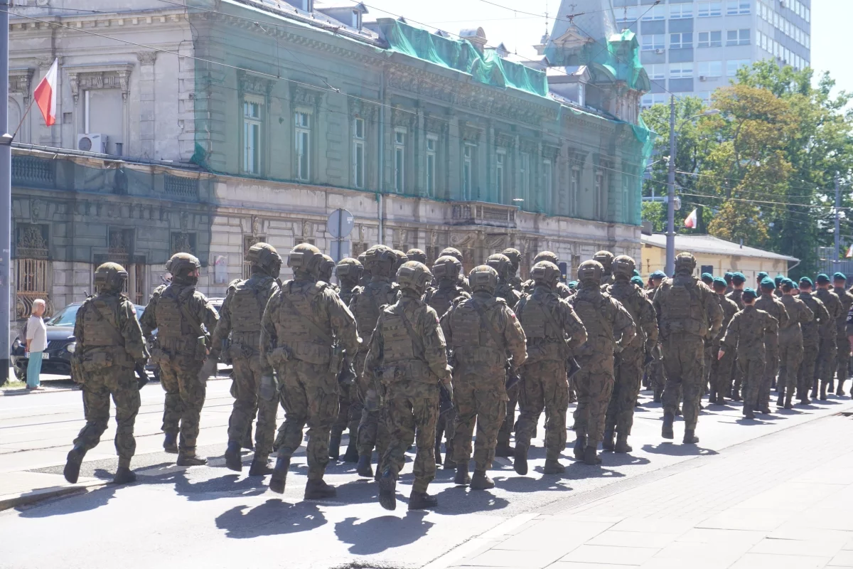 Wojskowa defilada w Łodzi. Przemarsz wojsk po Piotrkowskiej [FOTO]