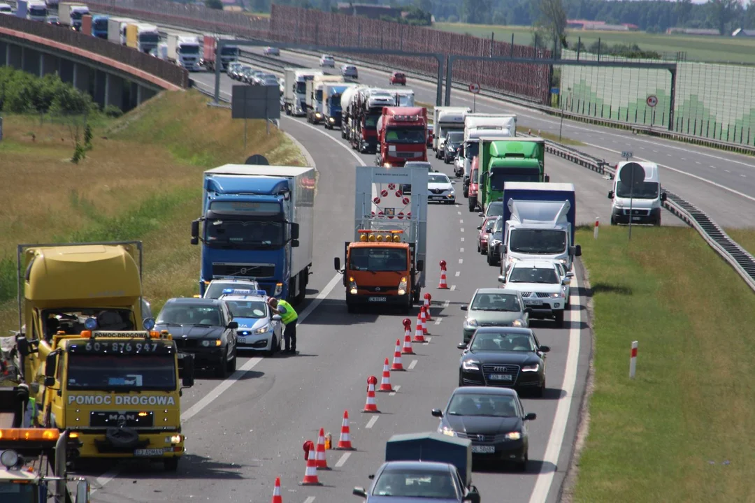Śmiertelny wypadek na A2 w Łódzkiem. Zderzyło się pięć aut! Droga jest zablokowana