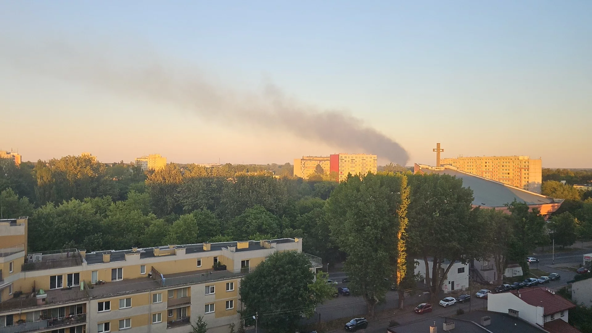 Pożar na Dąbrowie. Dym widać z daleka