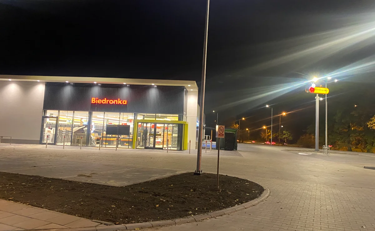 Nowy sklep przy jednej z głównych arterii Łodzi. Lada moment otwarcie. Mieszkańcy podzieleni w sprawie inwestycji