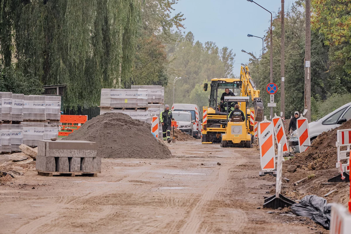 Drogowcy na ważnej ulicy na Bałutach. Do finiszu jeszcze daleko