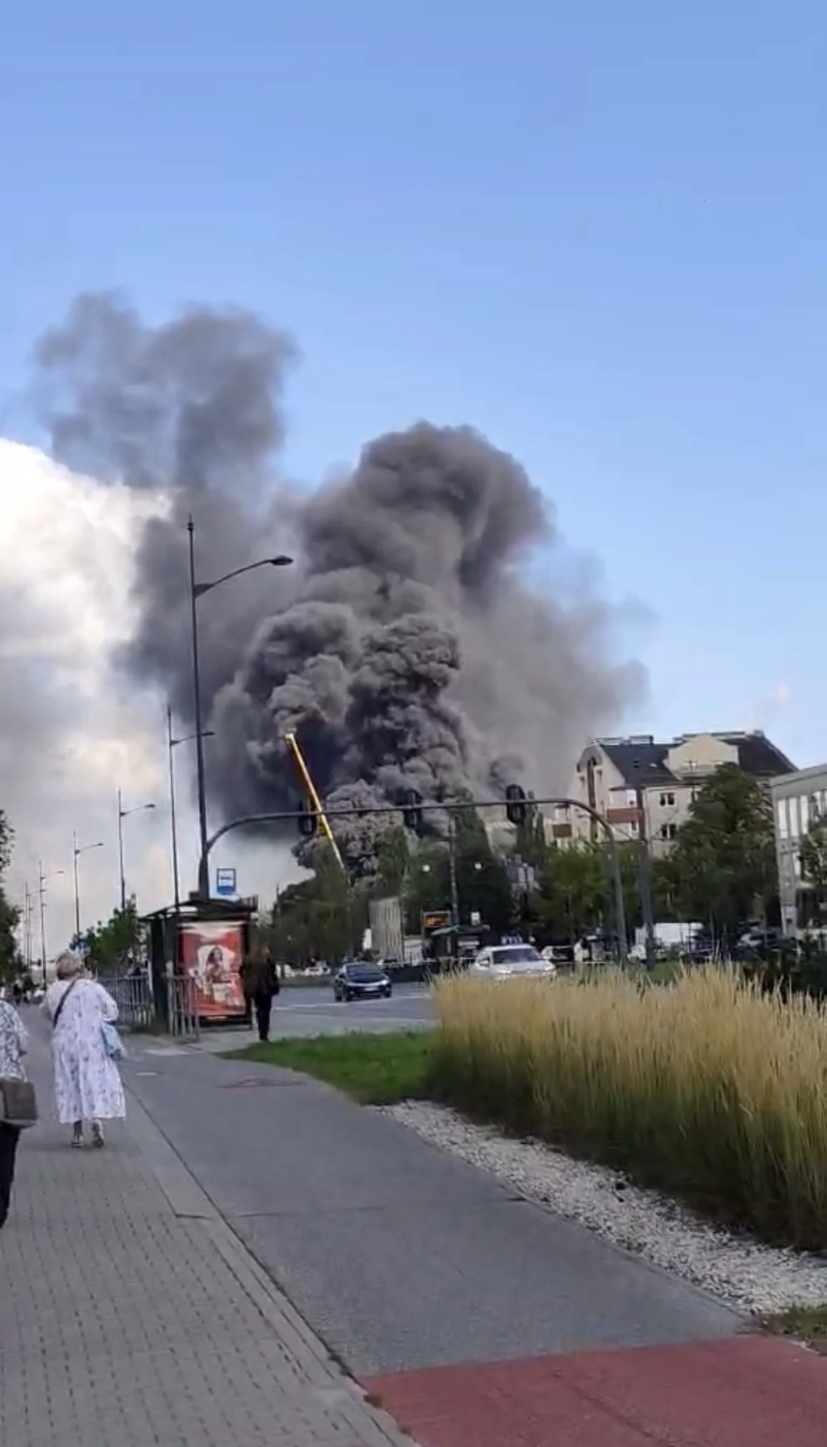 Kłęby dymu w Łodzi. Ogień pojawił się na al. Piłsudskiego