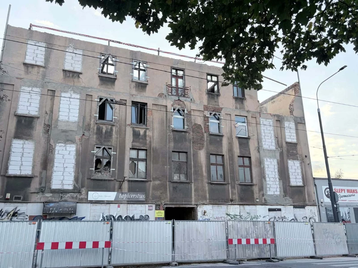 Zawaliła się część kamienicy na Bałutach. Obok wciąż mieszkają ludzie