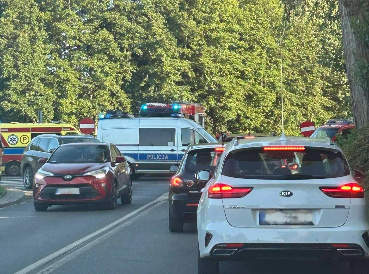 Wypadek na Włókniarzy w Łodzi. Kierowcy utknęli w korkach, autobusy zmieniły trasy
