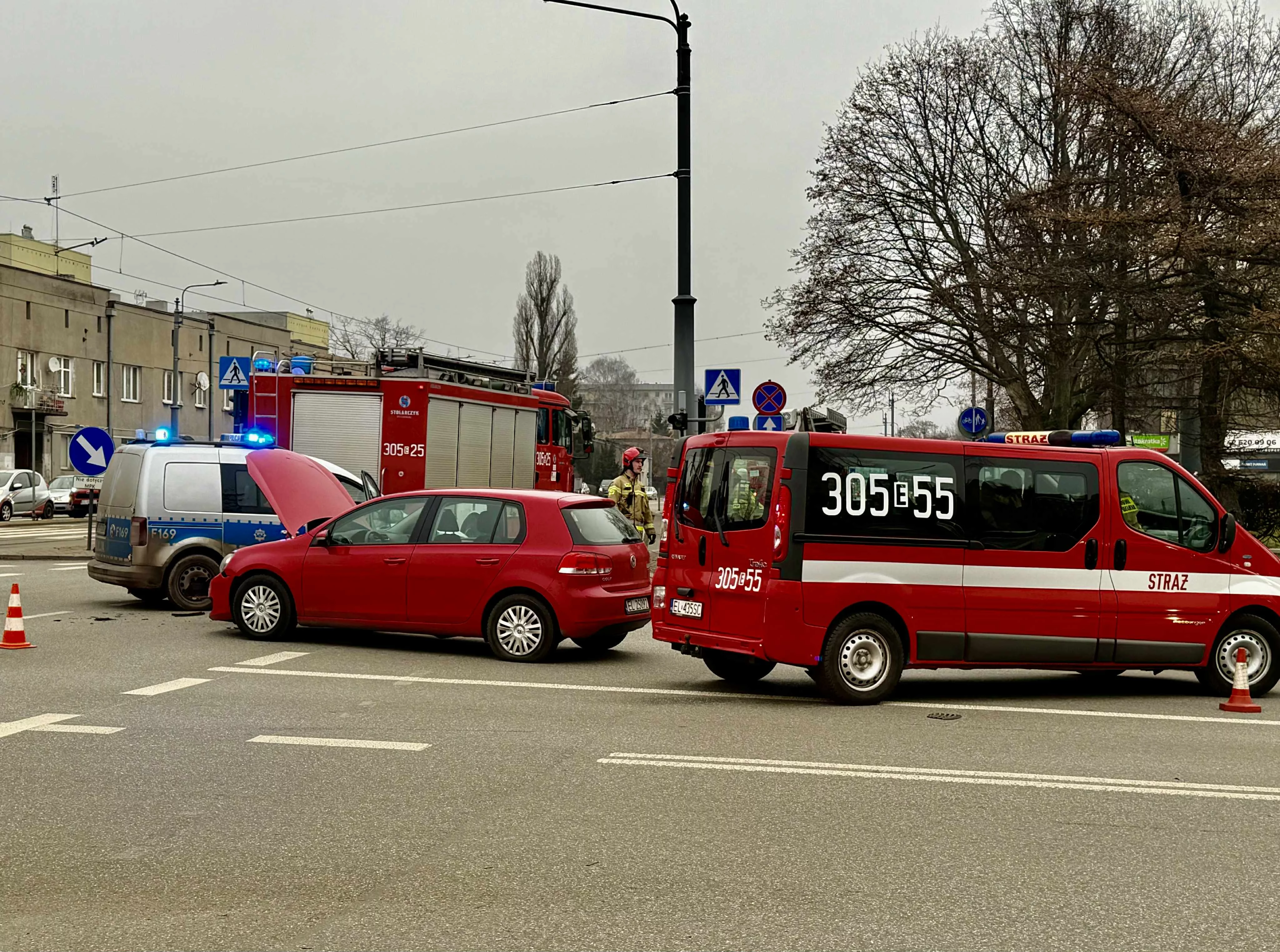 Kolizja wozu strażackiego na Widzewie. Ratownicy pędzili na sygnale do starszej kobiety